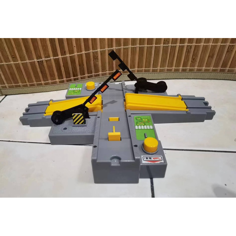 Takara Tomy Plarail Railroad Crossing Single Track set 04/24A | Shopee ...