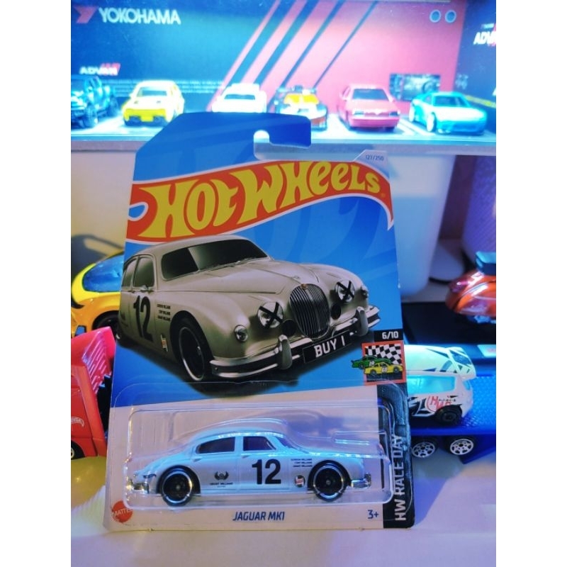 Hot Wheels Jaguar MK1 Scala 1:64 - Race Day 2025, Serie 2/10, Modello Da Collezione Con Licenza