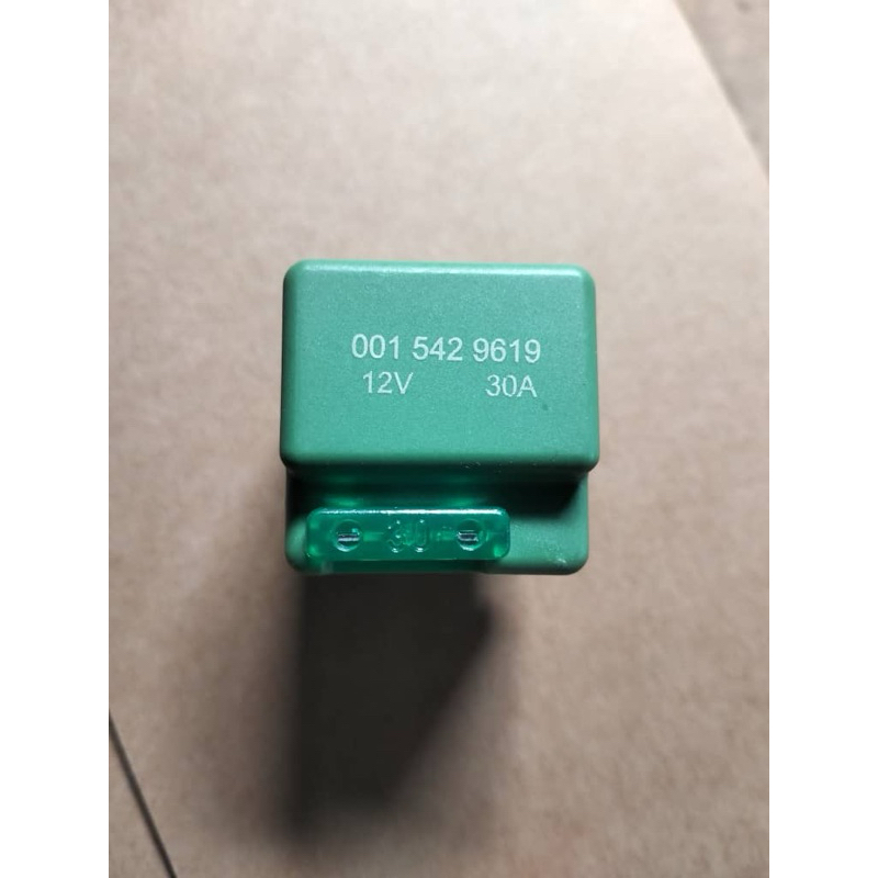 W124 W201 0015429619 RELEY （Mercedes Benz Fuel Pump Relay W201 W124 W202 W126 V30710038