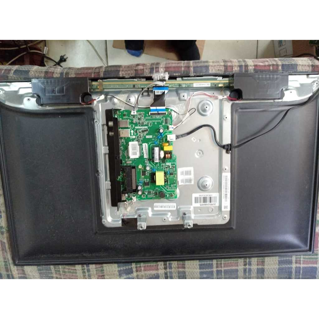 1305) Hisense 32B5200HTS Mainboard, Tcon Ribbon, Used TV