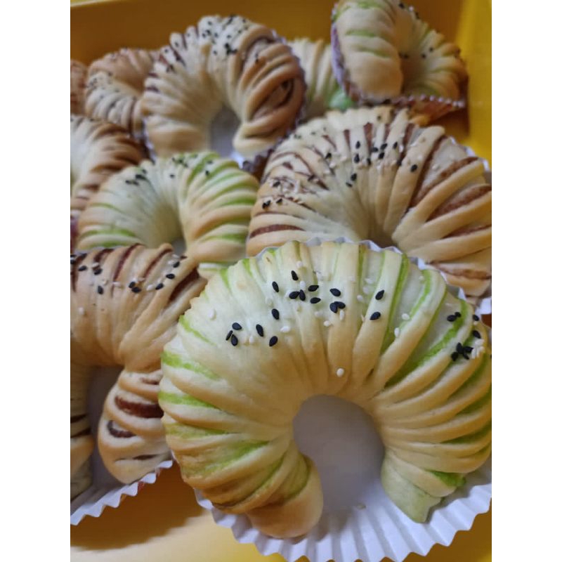 Roti Caterpillar Kacang dan Pandan | Shopee Malaysia