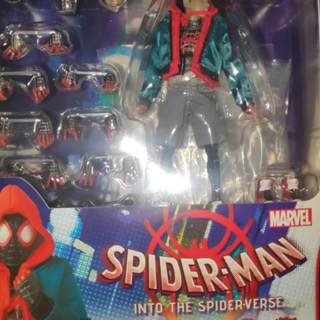 Homem Aranha - Miles Morales MAFEX n 107 da Medicom Toy