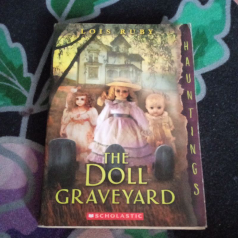 THE DOLL GRAVEYARD - Lois Ruby | Shopee Malaysia