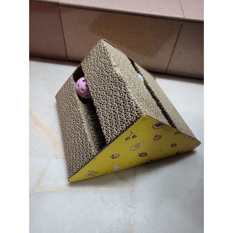 Pet Corrugated Pyramid Board with Ball Cat Scratch Board / Cat ...