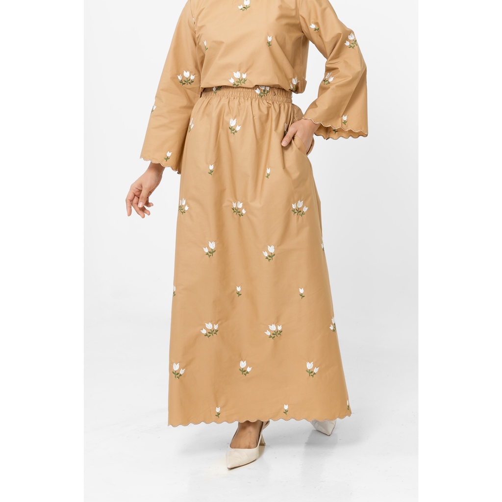 Diuxe Scallop Skirt (Beige) main image 1