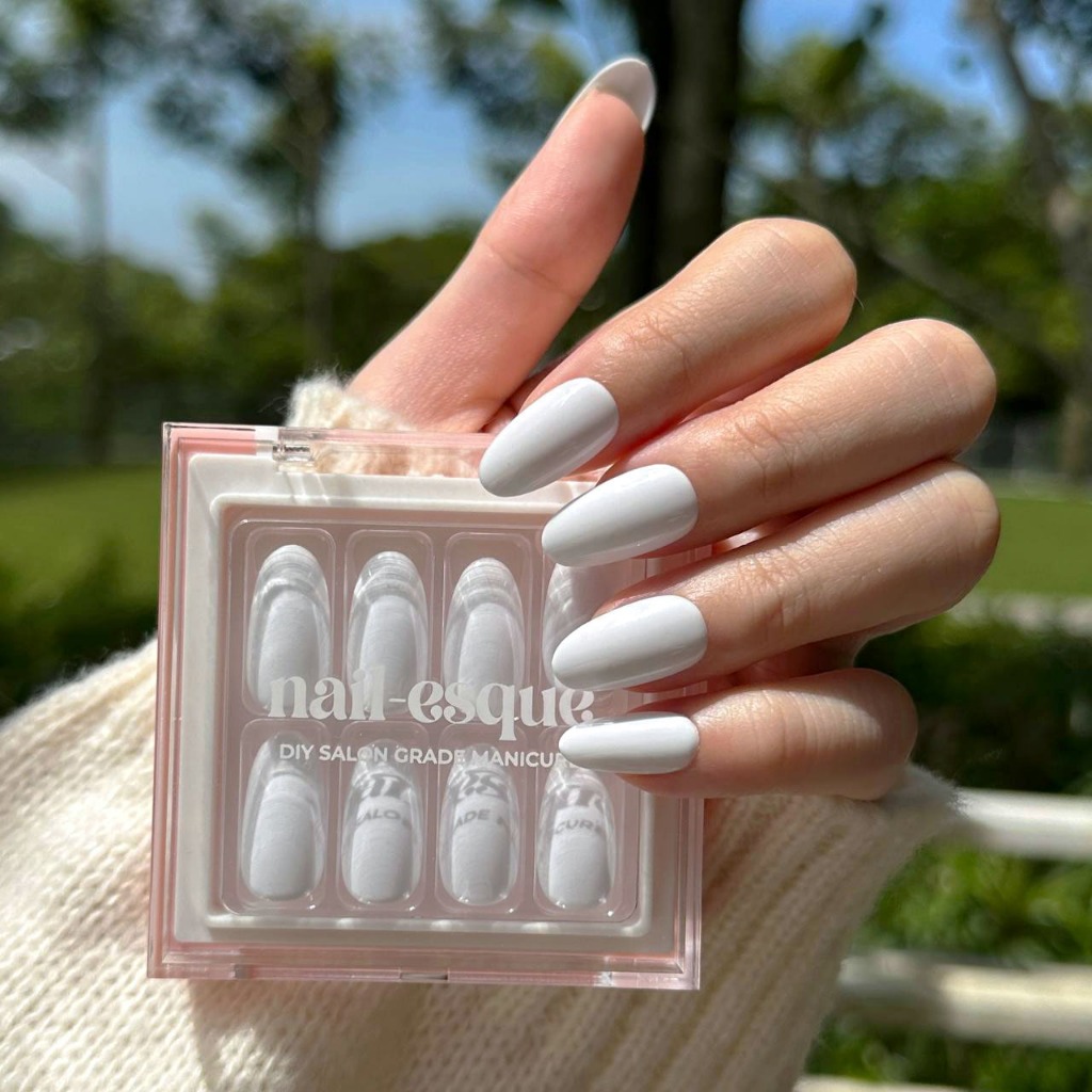 Ready Stock】NAILESQUE 28pcs/set Premium Press On Nails with Nail Kit -  Classic White CODE Snow White