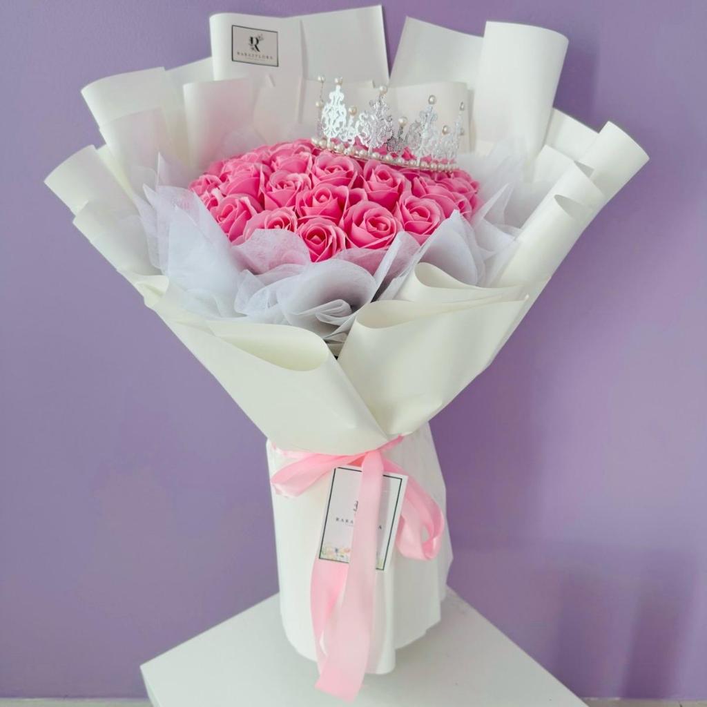 R50 - FLOWER BOUQUET LOVE SHAPE WITH CROWN (30 stalk roses) | Shopee ...