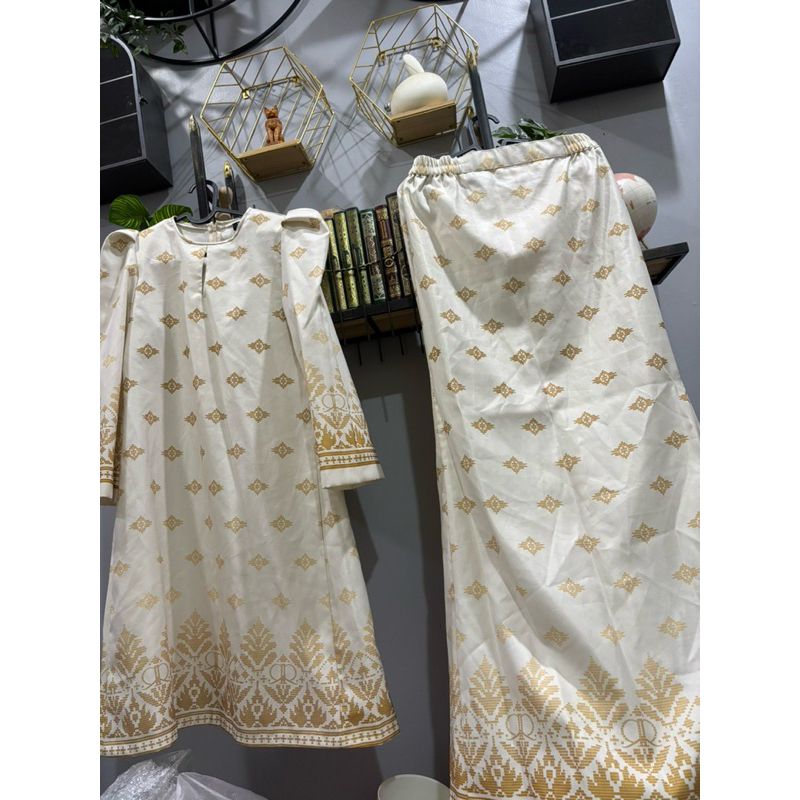 RR baju kurung design songket by rizman ruzaini size M preloved ...