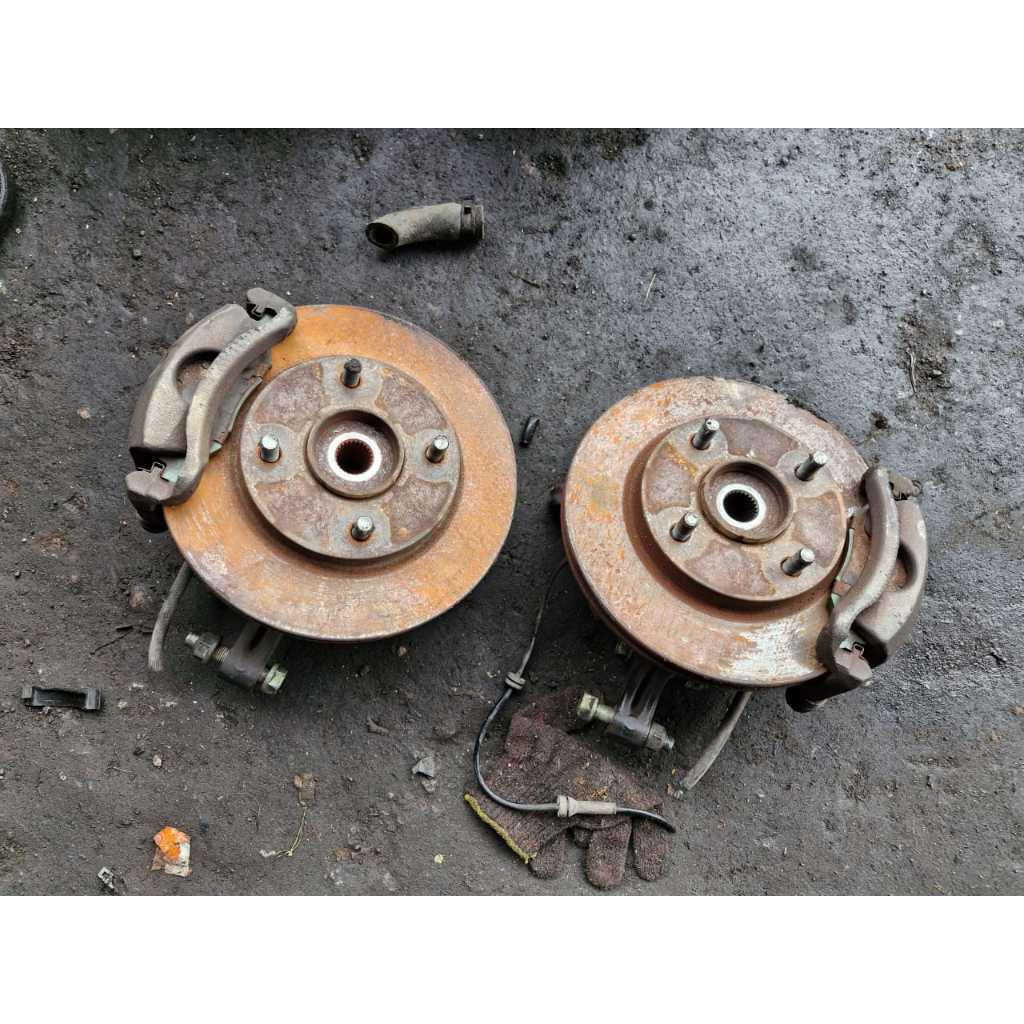 NISSAN LIVINA LATIO 1.8cc MR18 Knuckle / Brake Caliper / Disc Used ...