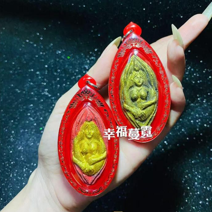 Thai Amulet 泰国佛牌(黄金依霸魅力護身牌 Golden Mae Per Charm Amulet)Random shipment ...