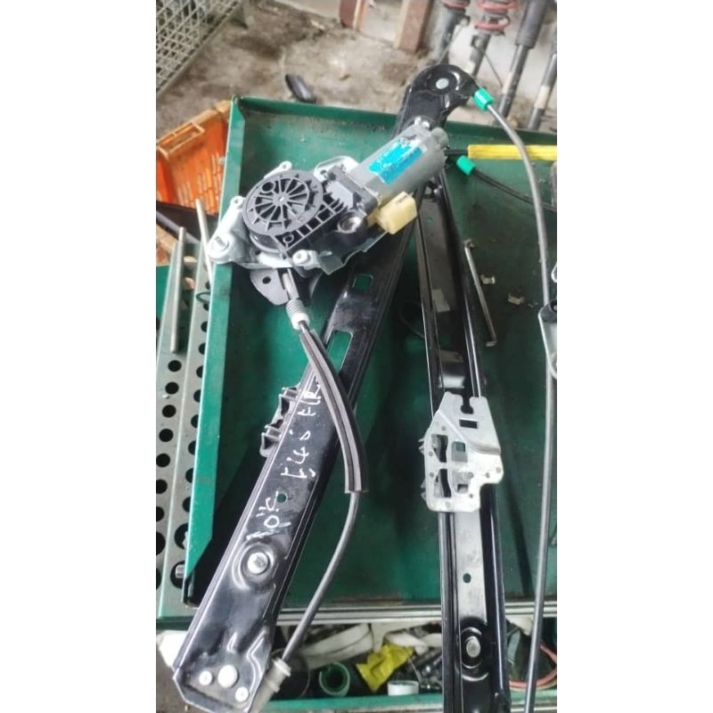 thumbnail image 2 of Ignitionco Power Window Regulator With Motor – Front Right, Fits BMW 320i, 323i, 325i, 328i, 330i 4 Door, Direct Fit 2 of 5