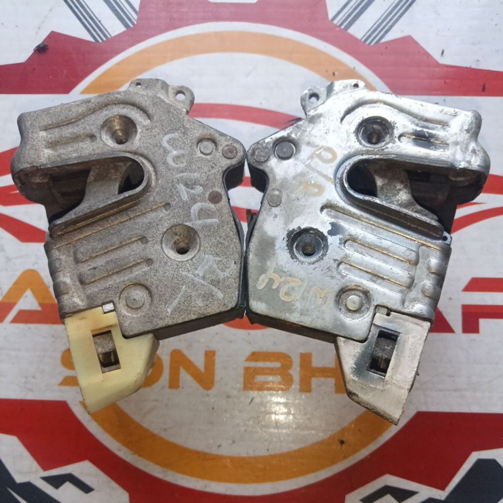 Mercedes Benz w124 rear door lock used | Shopee Malaysia