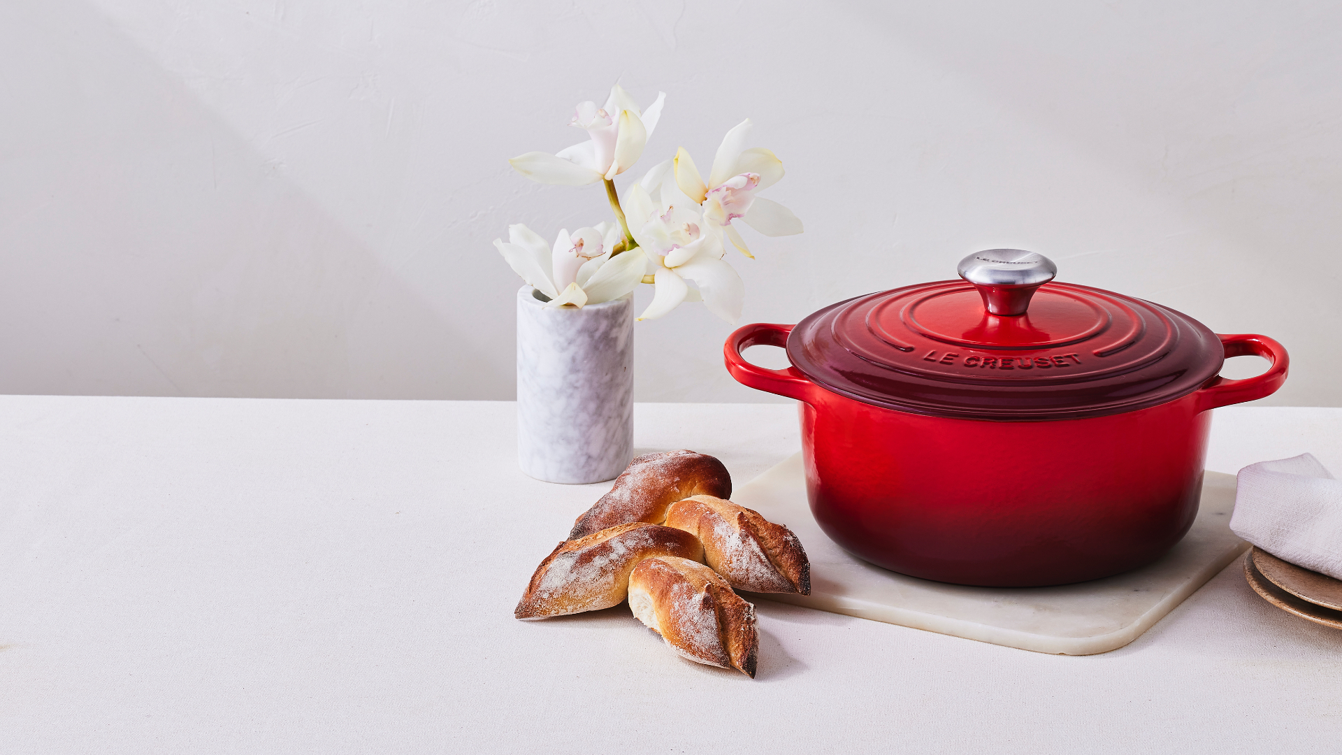 Le Creuset Cast Iron Signature Round French Oven 24cm (Cherry Red
