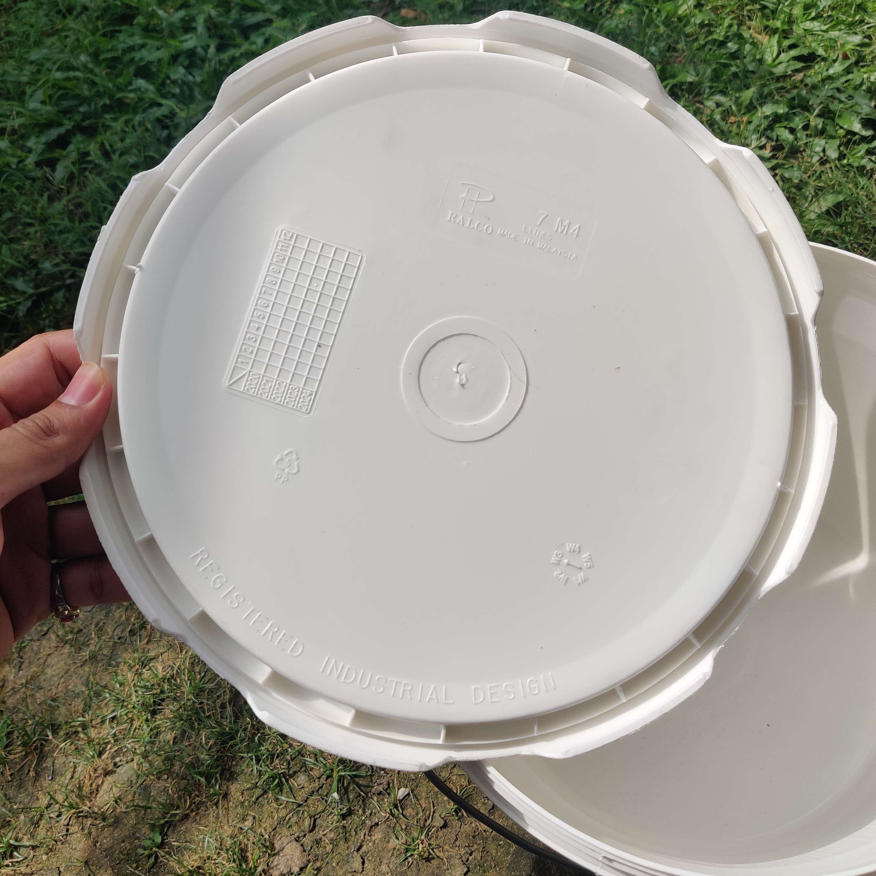 Timba Putih Terpakai 7L boleh jadikan pasu takungan air stool tahan ...