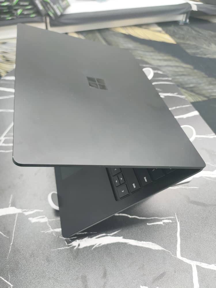 Microsoft Surface Laptop 4 Generalüberholt – 13,5 Zoll, Intel Core I7, 16GB RAM, 512GB SSD, QWERTY Englisch, Schwarz