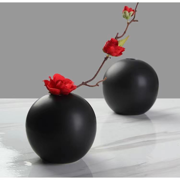 Ceramic vase spherical flower ware Black vase white vase dry flower