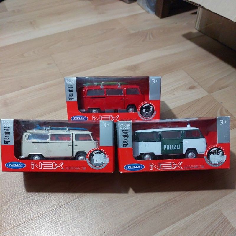 Fumetto Felice E Bus Divertente Del Vigile Del Fuoco Del Fuoco Del Fumetto Che Guarda E Che Sorride Scena Isolata Con L Esercizio Image95904792
