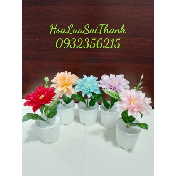 5) Fake Flower Pots Decorated In The Living Room Decorative