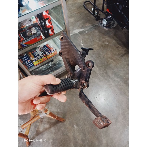 Original front footstep right ninja 250 r carburetor | Shopee Malaysia