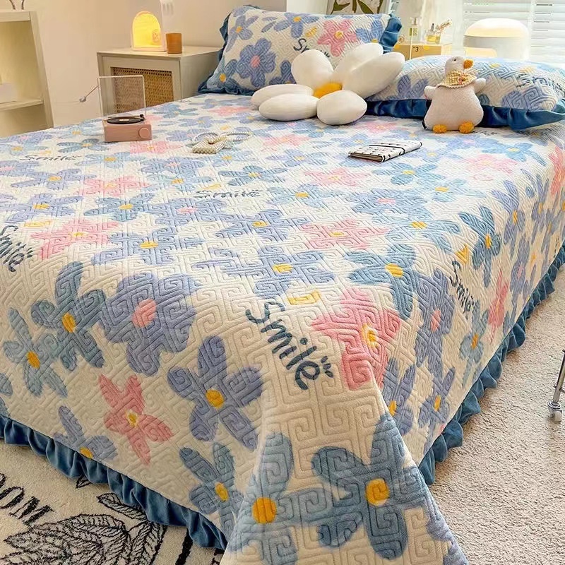 Strawberry bear tatami milk velvet quilted bed cover of winter coral