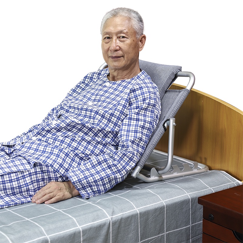 The bedridden elderly lie for a long time. The patient sits and sleeps