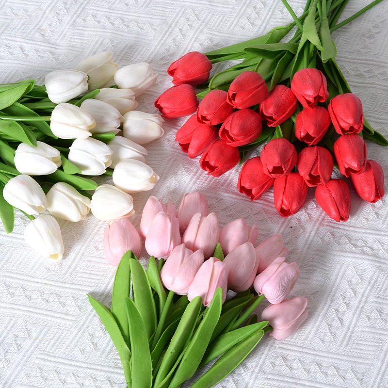 Đắm mình trong vẻ đẹp tuyệt đẹp của hoa tulip nhân tạo, từng cánh hoa được tạo ra với sự tỉ mỉ, hoàn hảo và đặc biệt không bị héo úa.