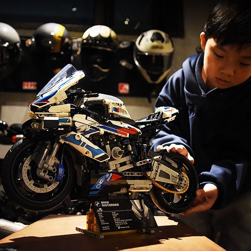 1:5 BMW M1000RR Track Edition DIY Model Kit
