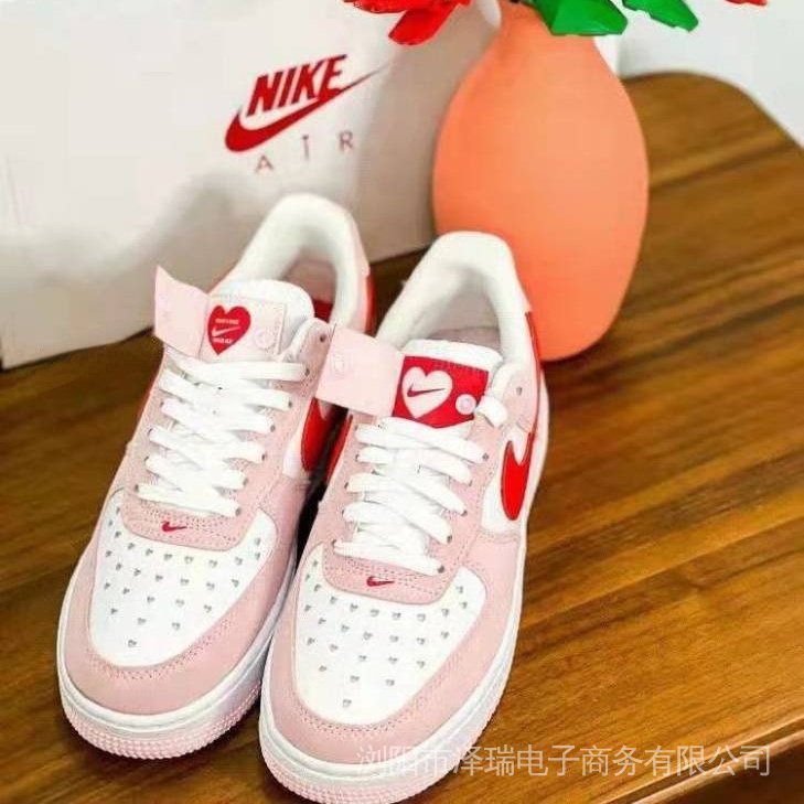 Nike air force on sale 1 pink heart