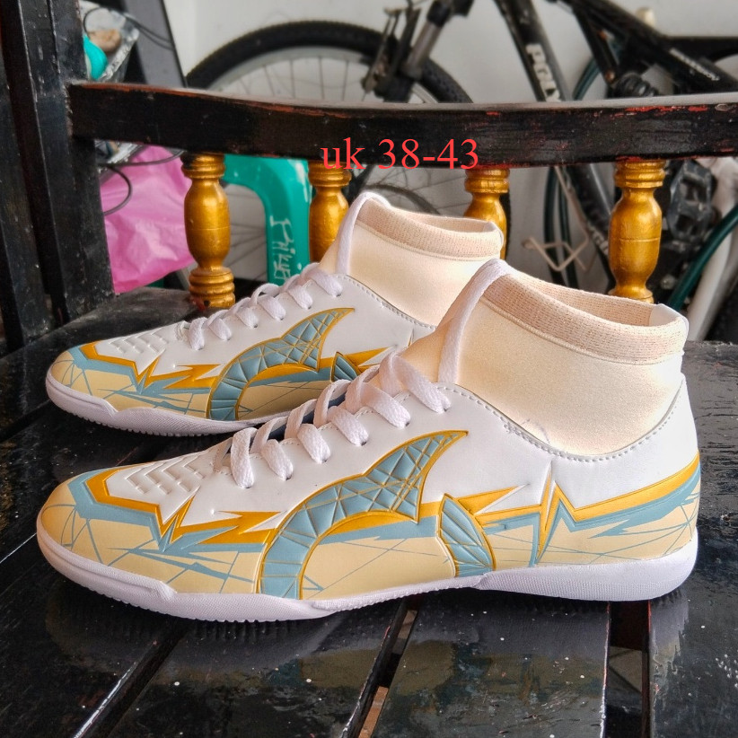 Ortuseight catalyst raiden Futsal Shoes In White Gold Silver ...