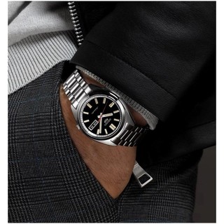 Unique Red Stainless Steel Bracelet Watch With Hardlex Crystal Fashion Forward Accessory For Everyday Wear