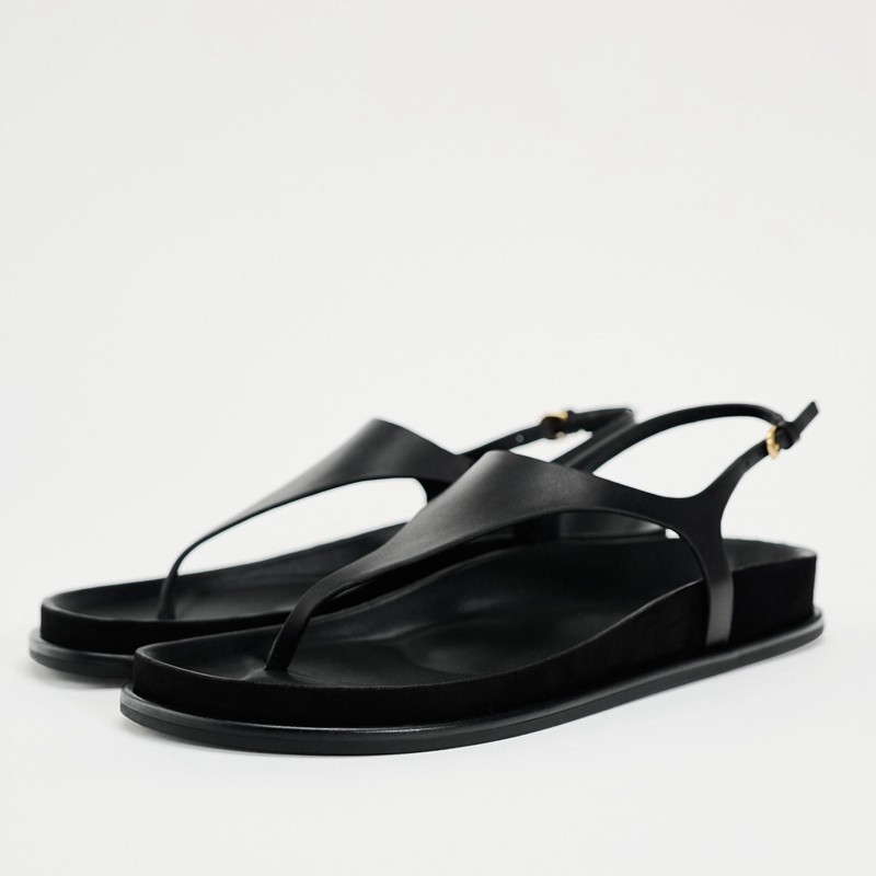 [Ready Stock] 2024 New Flat and versatile sandals with toe clips and a ...