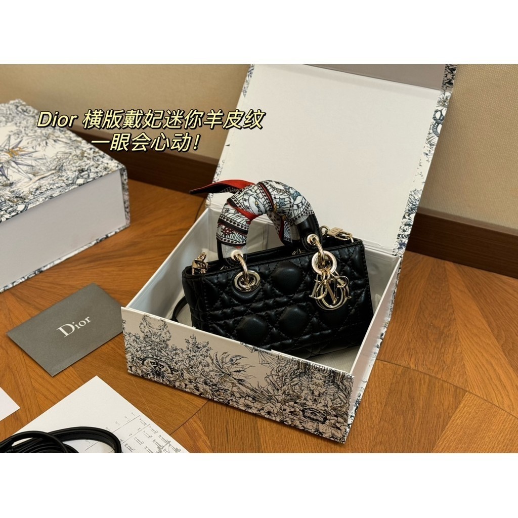 Equipped with Folding Dior lady Sheepskin Pattern Horizontal Version ...