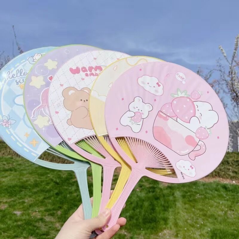 （ready stock）Fan 大号扇子卡通手摇扇子 大学生家用扇 可爱卡通圆形塑料大扇子 Large sized cartoon hand ...