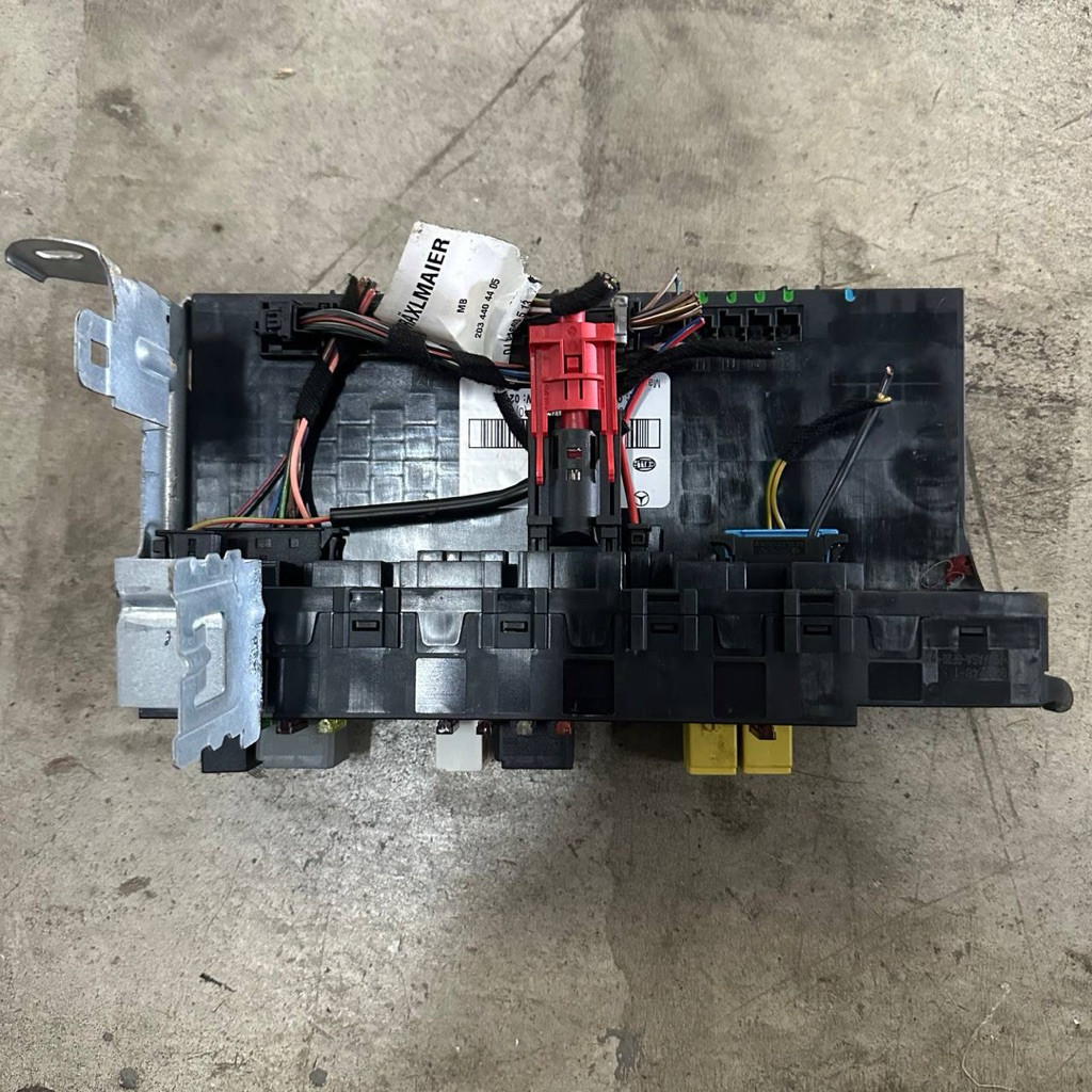 MERCEDES-BENZ C CLASS W203 REAR TRUNK SAM FUSE BOX RELAY ORIGINAL USED ...