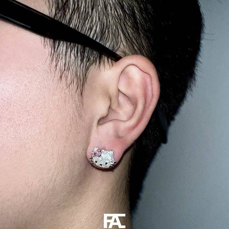 Hello kitty diamond earrings deals