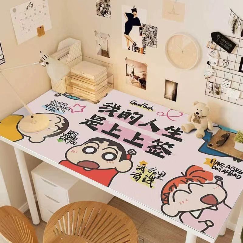卡通pvc免洗桌垫蜡笔小新学习书桌垫办公桌垫学生宿舍布置桌布Cartoon PVC wash free desk mat Crayon ...