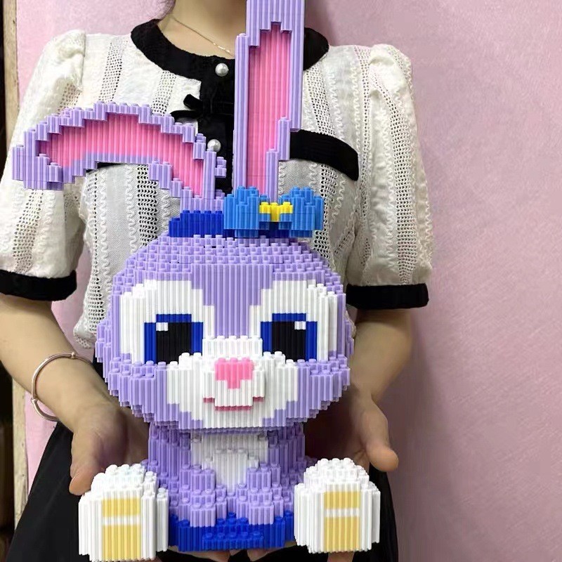 Zarah kecil mengumpulkan blok bangunan sepadan dengan Lego mainan ...