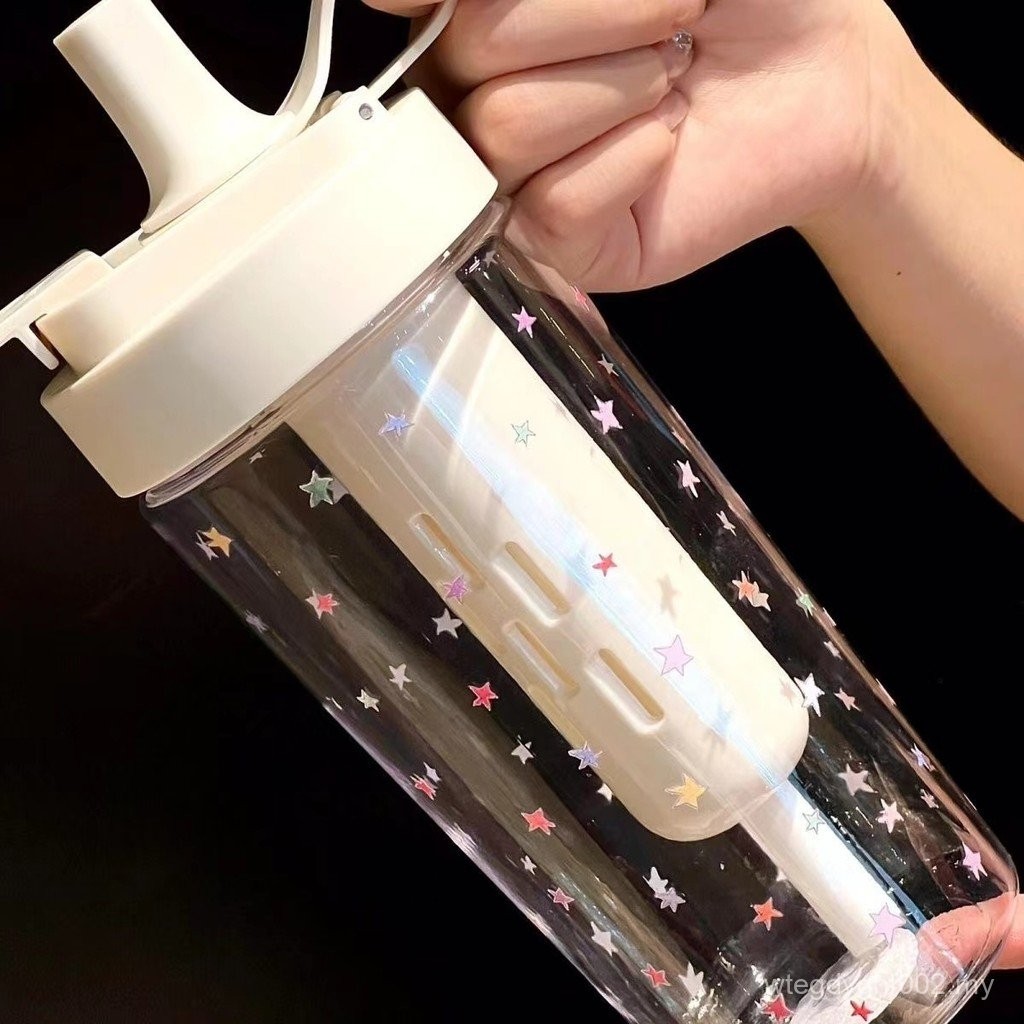 Gadis dalam cawan plastik bintang straw bernilai tinggi sederhana dan ...