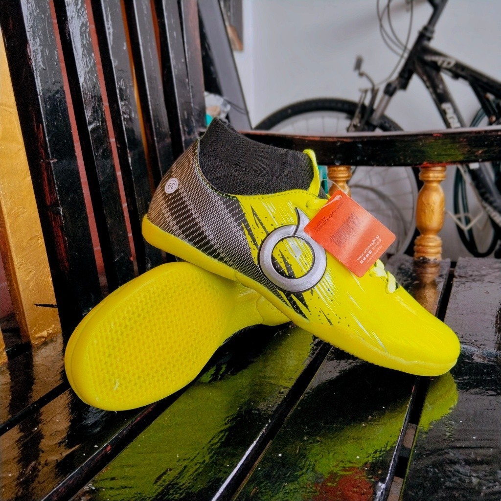 Ortuseight catalyst raiden Futsal Shoes In White Gold Silver ...