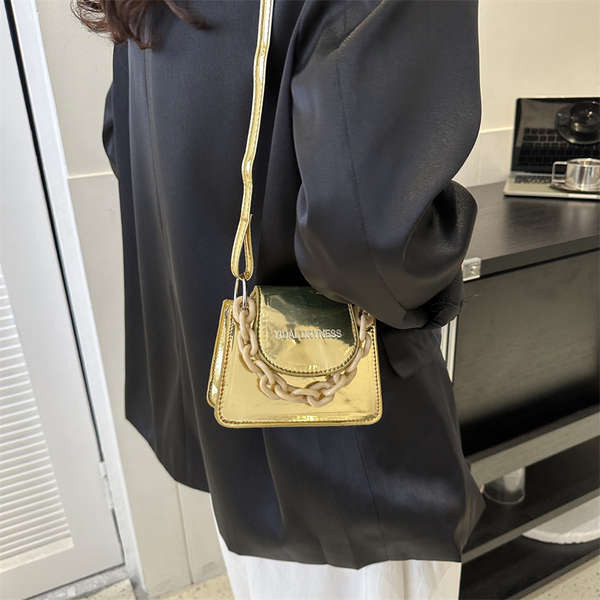 Gaya Beg Tangan Mini Yang Kembali Menjadi Pilihan