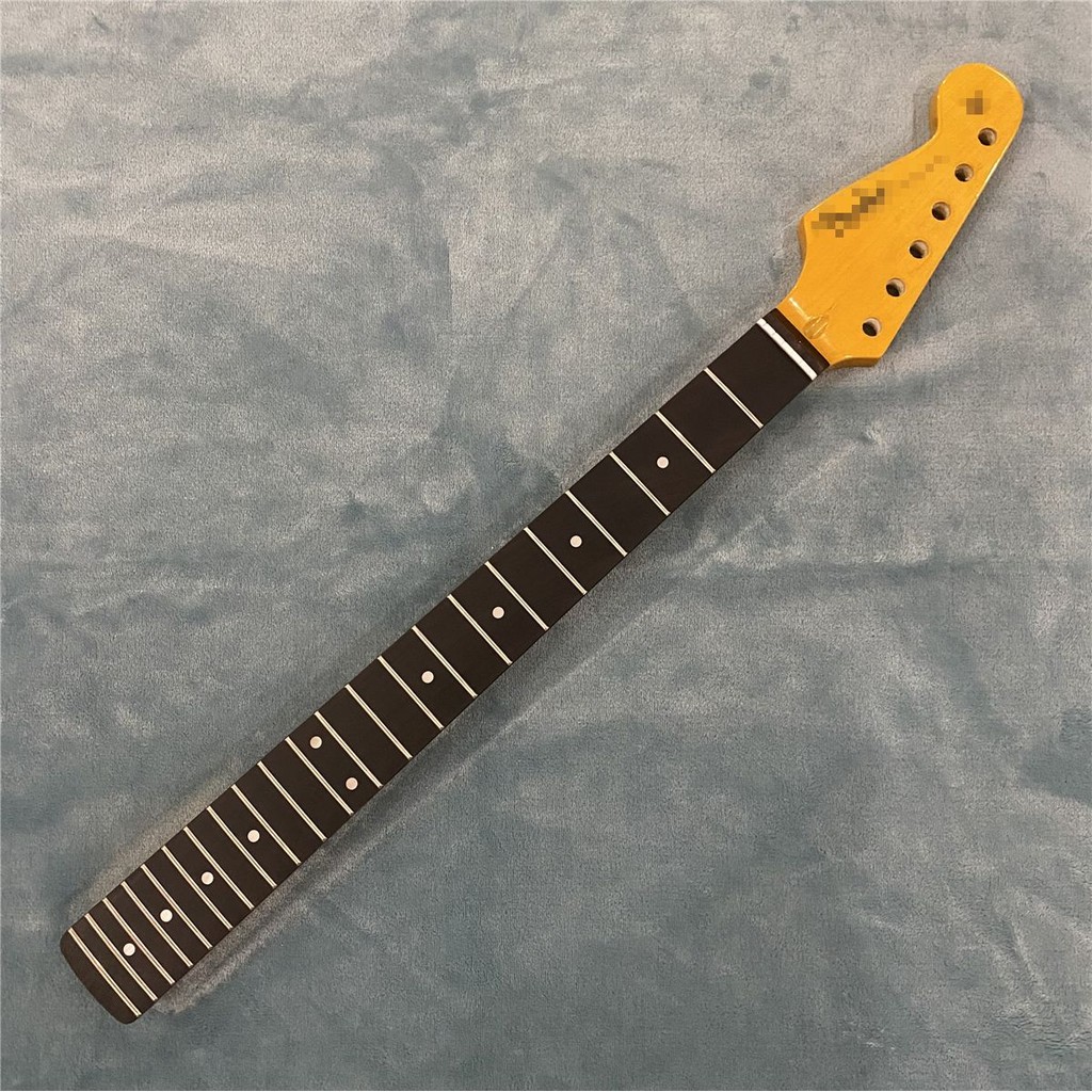 Manico per Chitarra Elettrica ST Personalizzato a 22 Tasti in Acero Fiammato Tostato con Tastiera in Acero e Finitura Satinata alla Nitro