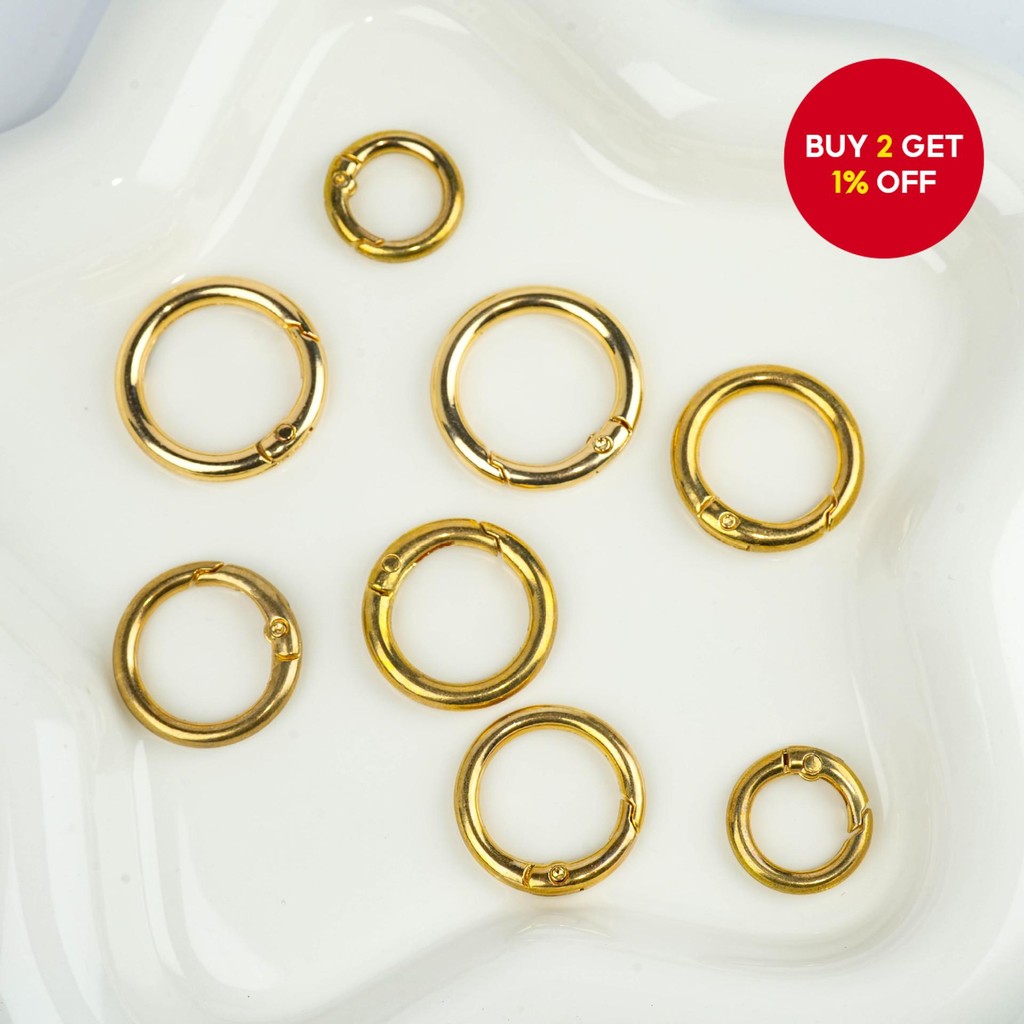 A new pair of hinge rings for keychains and bags. Sepasang cincin ...