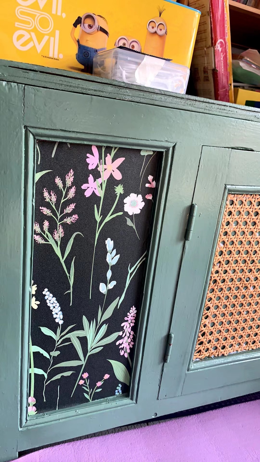 Floral Wallpaper Kertas Dinding Peel and Stick Dark Farm Floral Stick ...