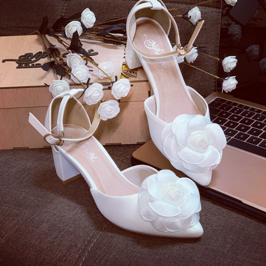 Heels with flowers on on sale back