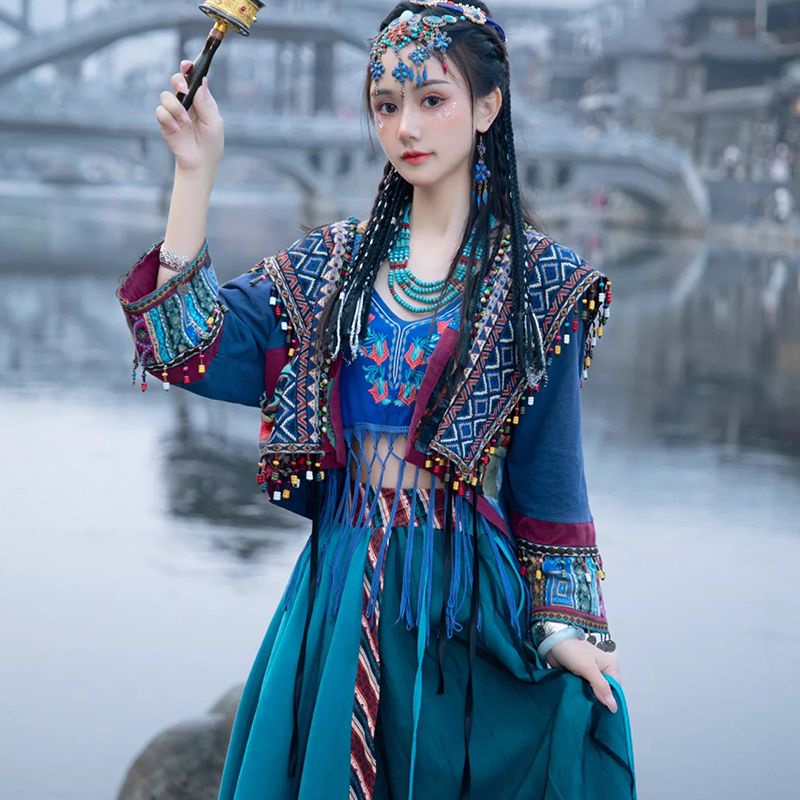 Yang Chaoyue's red Miao clothing, Anisang Phoenix Ancient City Yang ...