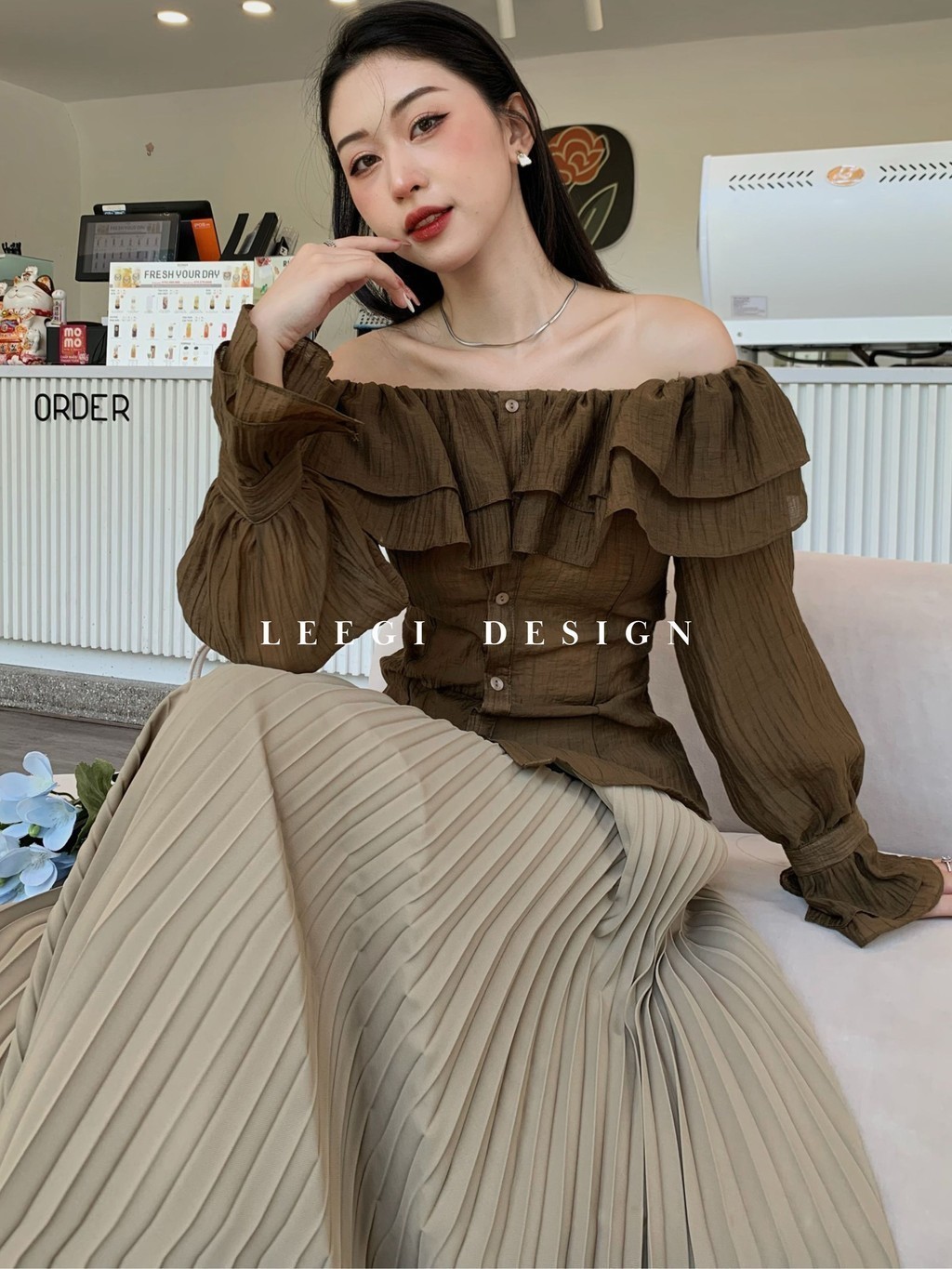 Leegi Design off-the-shoulder ruffle shirt, gentle and elegant style ...