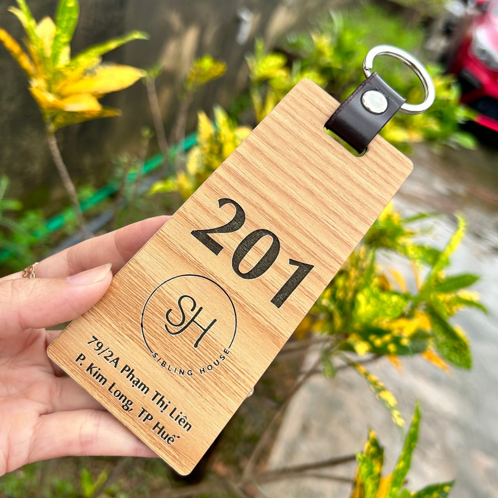 laser-engraved-wooden-keychains-hotel-number-keychains-motels