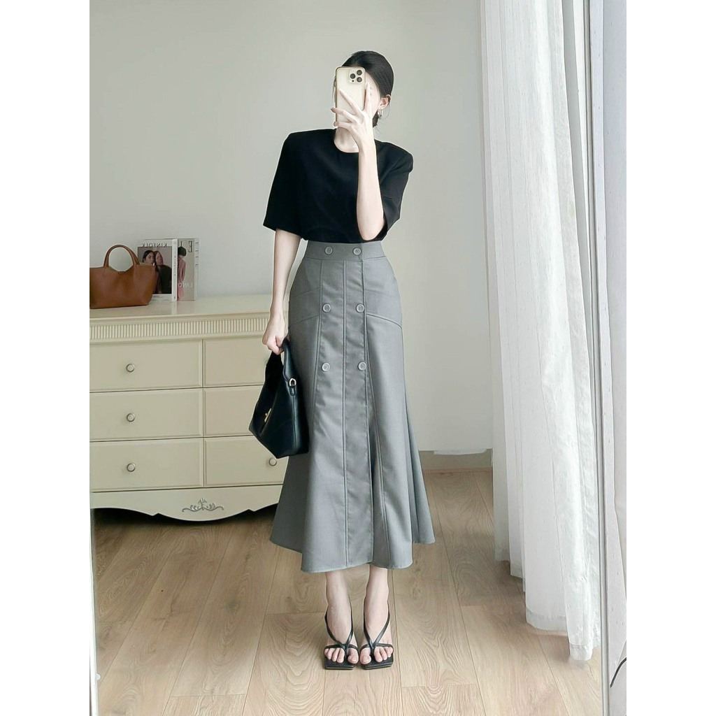 Myan DESIGN Vvn 6 Button fishtail skirt emphasizes the elegant