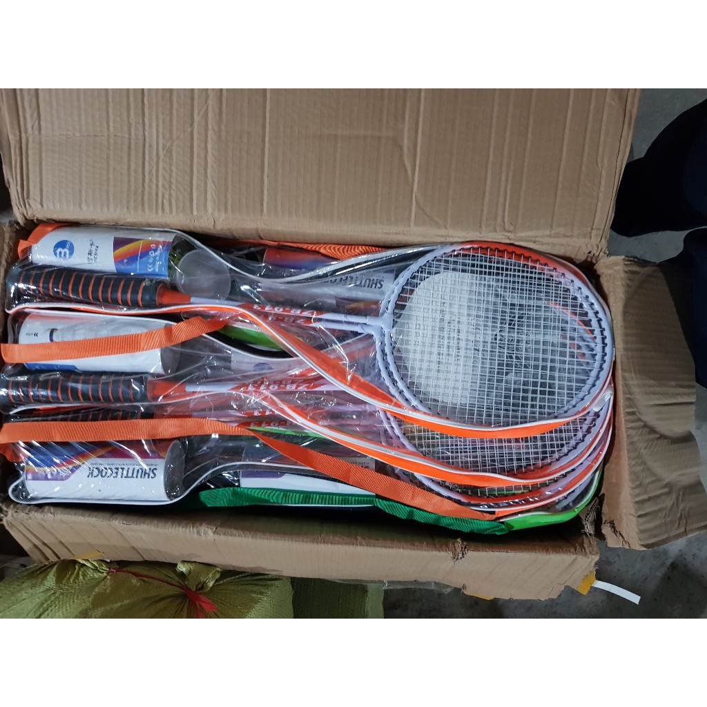 A beautiful badminton racketbag (with 3 plastic shuttlecocks included ...