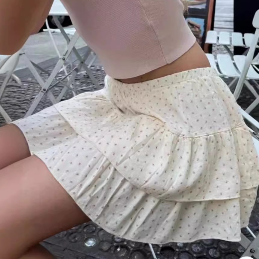 Brandy Melville izzy Bloom Ruffed Skirt (Brandy Melville Skirt with cotton flower pattern